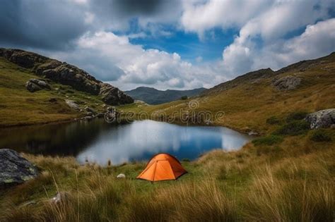 Tenda De Laranja Ao Lado De Um Lago Sereno Numa Bela Paisagem De