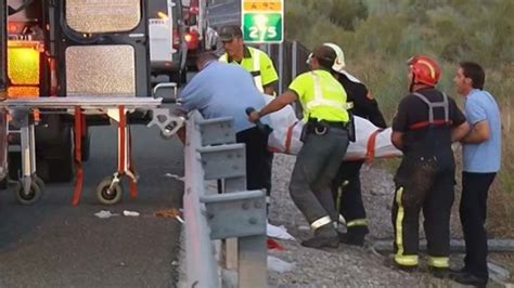 Un Fallecido Y Ocho Heridos Graves Al Volcar Un Microb S Rtve