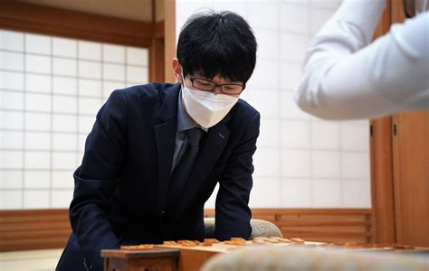 朝日新聞将棋取材班 On Twitter 北）a級順位戦。再出発の1勝を挙げた斎藤慎太郎八段「名人戦が終わって2週間くらいしか経っていないので難しいスタートではありました。内容はともかく