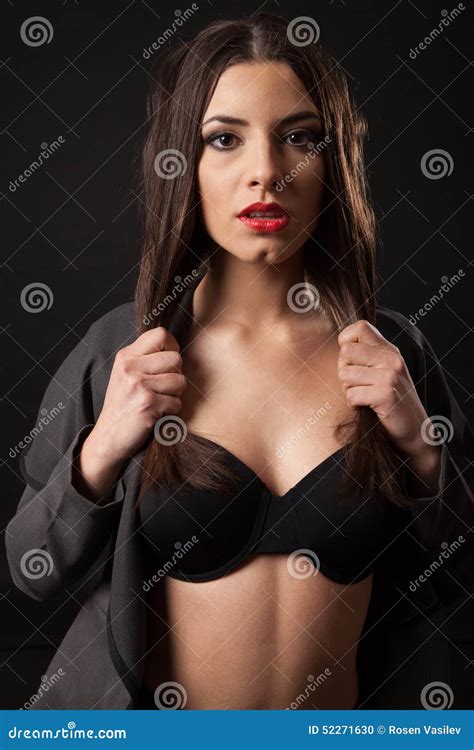 Femme Sexy De Brune Avec La Rétro Lingerie Noire Photo stock Image