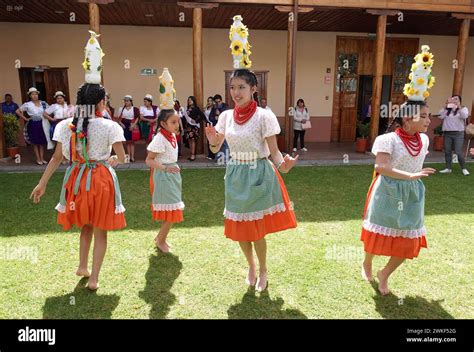 Cuenca Presentacion Cholitas Cuencaecuador 20 De Febrero De 2024 En La