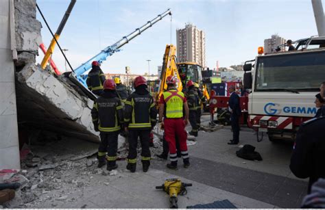 Trinest Osoba Poginulo U Padu Nadstre Nice Elezni Ke Stanice Novi Sad