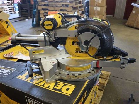 Dewalt 15 Amp Corded 12 Double Bevel Sliding Compound Miter Saw Read