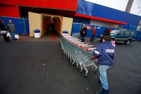 Tesco zamyka sklepy w Polsce Grupowe zwolnienie dotkną pracowników