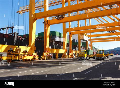 Unloading Shipping Containers Hi Res Stock Photography And Images Alamy