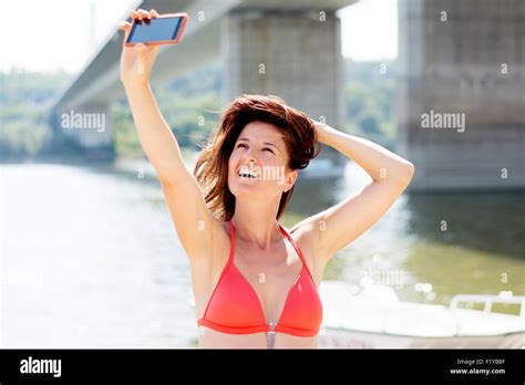 Bonne Recherche Woman Wearing Red Bikini Taking Self Portrait Sur Une Plage Elle Se Sent