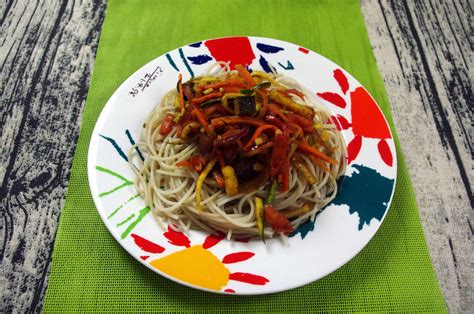 saltado de verduras  tofu ahumado  pasta