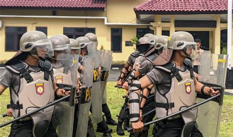 Polres Kebumen Latihan Pengendalian Massa Dan Mengecek Peralatan Dalmas