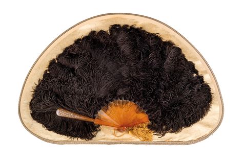 A TORTOISESHELL FAN WITH OSTRICH FEATHERS 19TH 20TH CENTURY WEAR