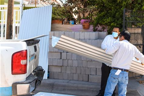 Entrega Alcaldesa material de construcción a familia en la colonia Los