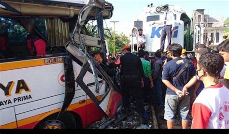 Kronologi Kecelakaan Bus Harapan Jaya Tertabrak Kereta Api Di