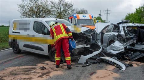 Fahrer bei Unfall auf Landstraße schwerst verletzt