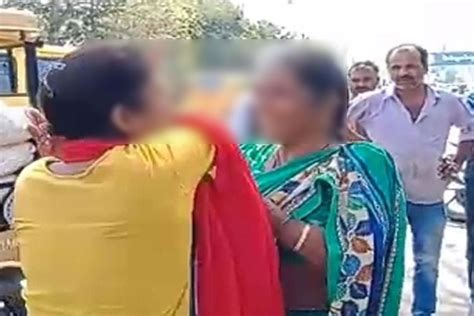 शादीशुदा प्रेमी संग घूम रही बेटी को मां ने बीच सड़क पीटा Video वायरल