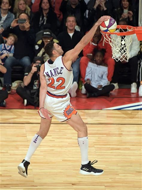 Former Clemson Tiger Larry Nance helps son in NBA Dunk Contest ...