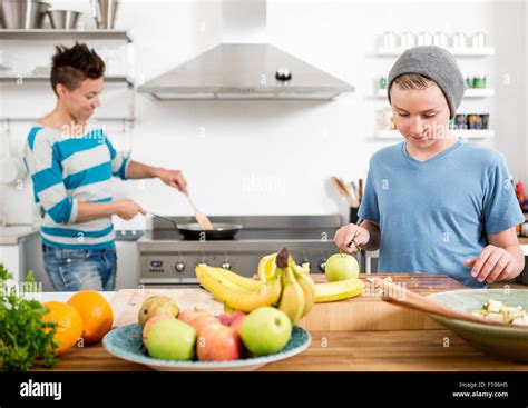 Madre E Hijo En La Cocina Preparando La Comida Juntos Fotograf A De