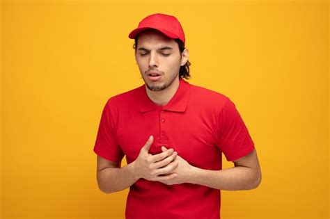 Jeune Livreur Malsain Portant L Uniforme Et La Casquette Mettant Les