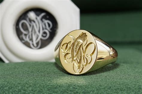 Hand Engraved Oval Signet Ring K18YG MNチューリップ KUBUS