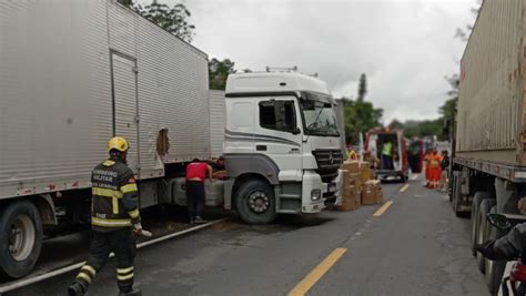 Acidente Entre Dois Caminhões Complica O Trânsito Na Br 470 Em Blumenau