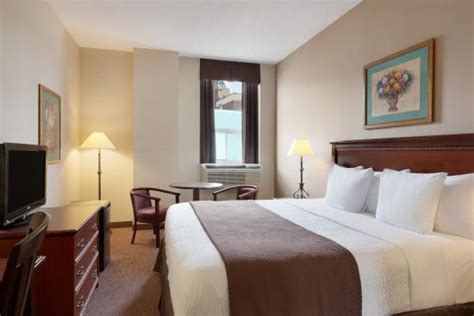 DAYS INN BY WYNDHAM TORONTO EAST BEACHES - Prices & Motel Reviews (Ontario)