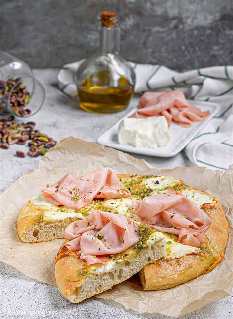 Pizza Mortadella Burrata E Pistacchi Irresistibile Pizza Facile E