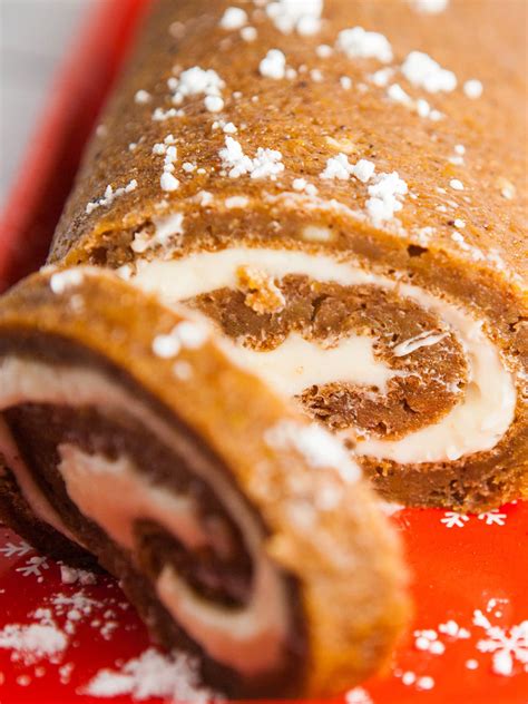 Pumpkin Roll With Cream Cheese Filling Easy Recipe For First Timers