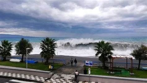 Uragano Apollo Le Onde Alte Sulla Osta Di Nizza Di Sicilia