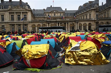 Paris Des Jeunes Migrants Campent Devant Le Conseil D Etat Dans L