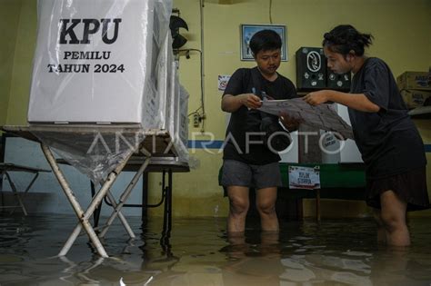 Tps Terendam Banjir Di Jakarta Antara Foto