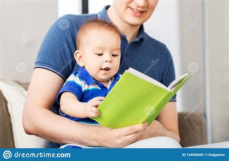 Padre Feliz Y Peque O Hijo Del Beb Con El Libro En Casa Imagen De