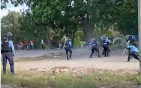 Batalla Campal Policías Y Pobladores Se Enfrentan A Pedradas Por