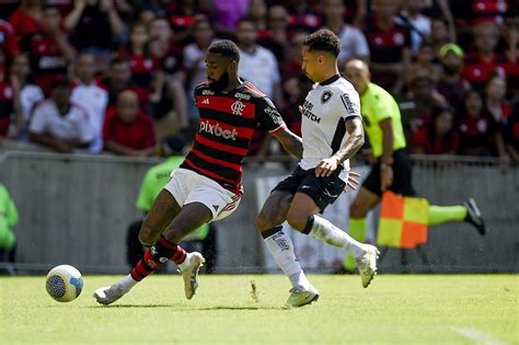 Vitória do Botafogo dá fim à sequência invicta do Flamengo sobre os