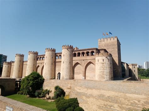 Foto Castillo De La Aljafería Sede De Las Cortes De Aragón Zaragoza