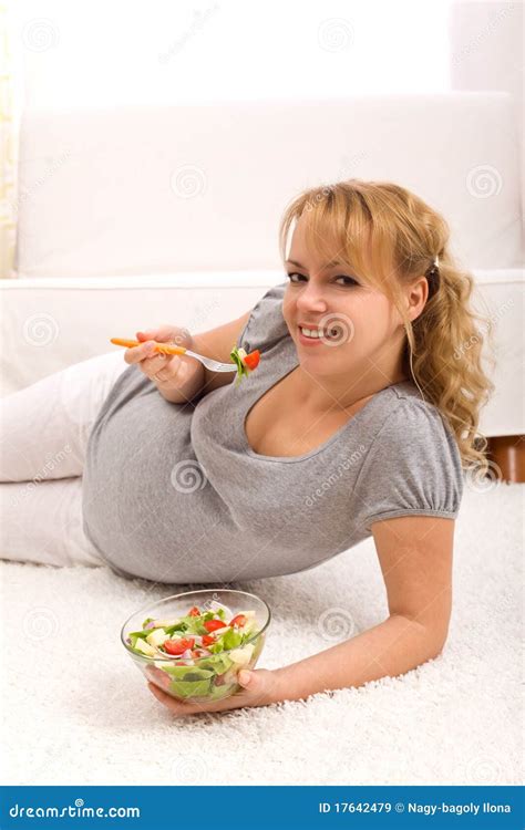 Mulher Gravida Bonita Que Come A Salada Fresca Imagem De Stock Imagem