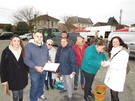 Is Re Menace De Fermeture De Deux Coles Un Rassemblement Pr Vu Ce