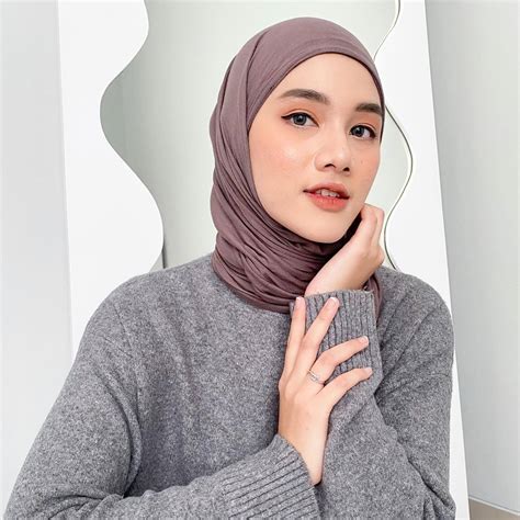 11 Inspirasi Warna Jilbab Untuk Baju Abu Abu Anti Kusam All Things