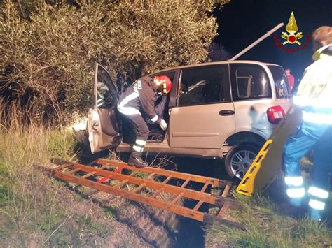 Sbanda Con L Auto E Finisce Contro Un Olivo