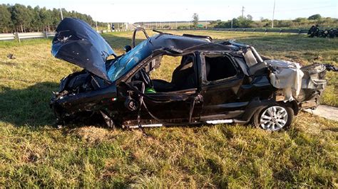 Dos Personas Fueron Hospitalizadas Tras El Vuelco De Una Camioneta El Conductor Se Quedó