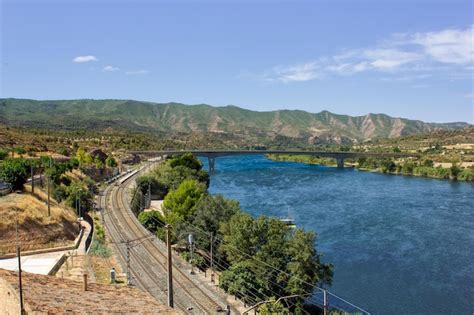 Esta O Ferrovi Ria A Ponte Que Atravessa O Rio Foto Premium