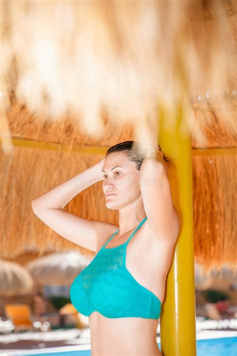 Retrato De Una Mujer Morena En La Playa Debajo De Un Paraguas De La