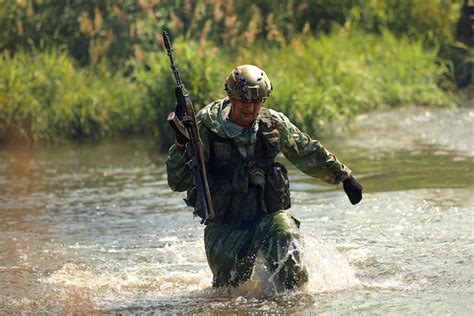 Soldado Das For As Especiais Arma Participa Da Manobra Militar