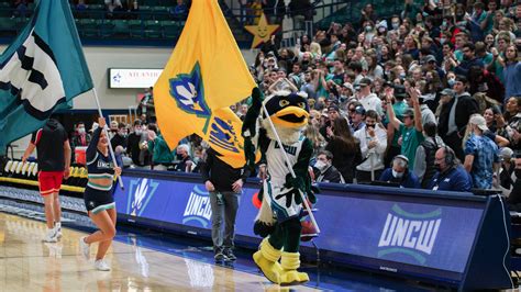 UNCW basketball makes second-half rally, wins CBI in double overtime