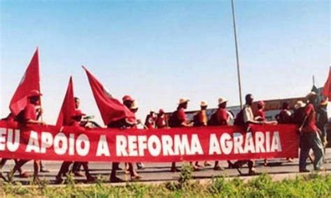 Abril Vermelho Sem Terras Invadem Receita Federal Em Porto Alegre