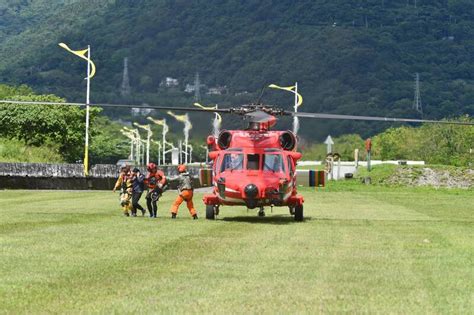 攀屏風山女突高山症 警連夜送氧氣瓶空勤吊掛送醫 社會 自由時報電子報