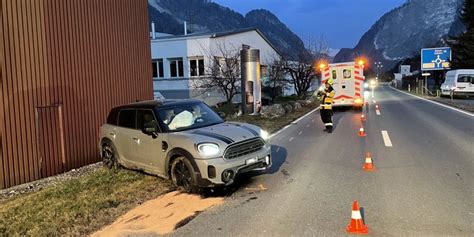 Landquart GR 48 jährige Lenkerin baut Totalschaden wegen Stein