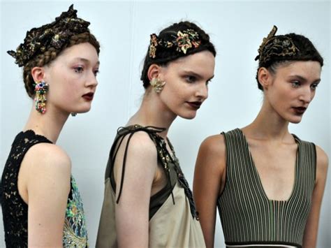 Beauty Look Rinascimentale Nel Backstage Di Antonio Marras PE 2016