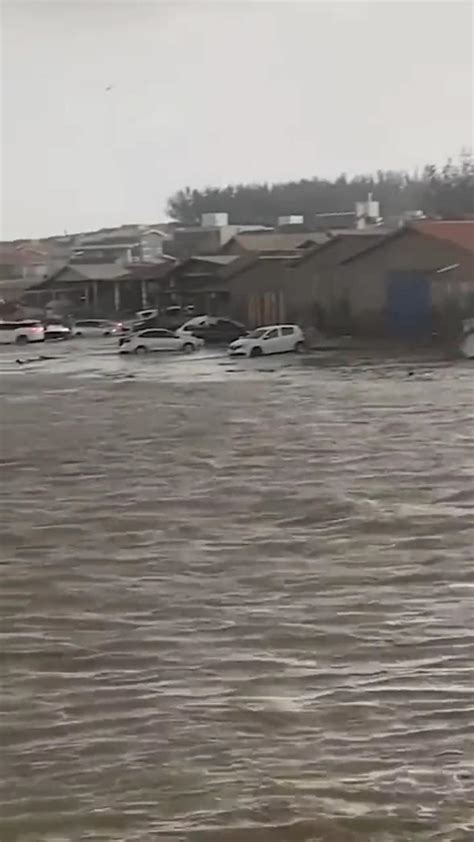 Tsunami Meteorol Gico Destr I Carros E One News Page Video