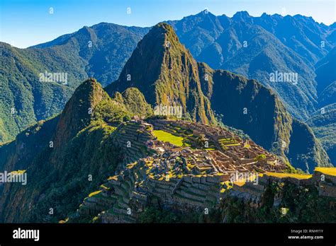 Los Primeros Rayos Del Sol Que Brilla Sobre La Ciudad Perdida Inca De