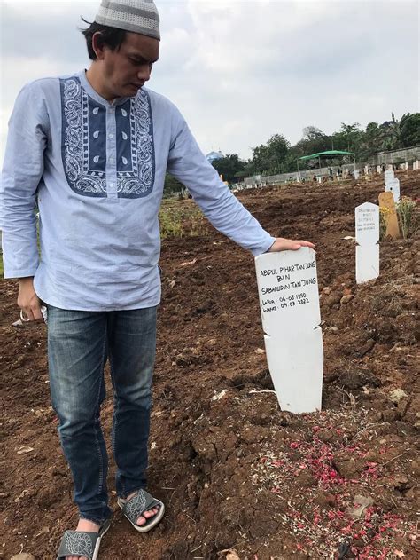 arti mimpi ziarah makam ayah 9