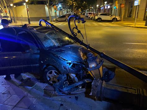 Vídeo Un Conductor Borracho Estampa Su Vehículo Contra Una Farola En Palma