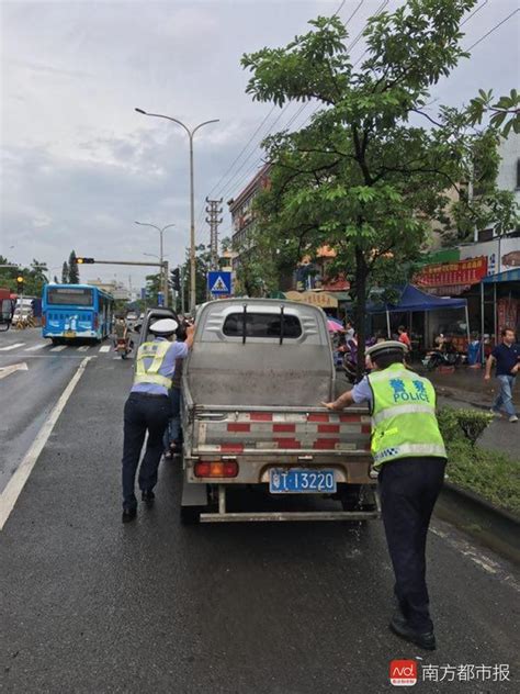 中山暴雨中暖心一幕幕，警车变身救护车送了孕妇又接医生三乡